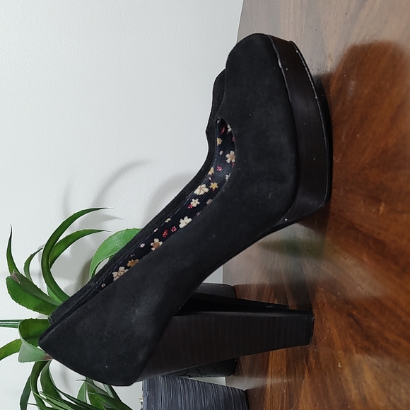 Heels: Black Velour 4.5" Pumps - Picture 2 of 7